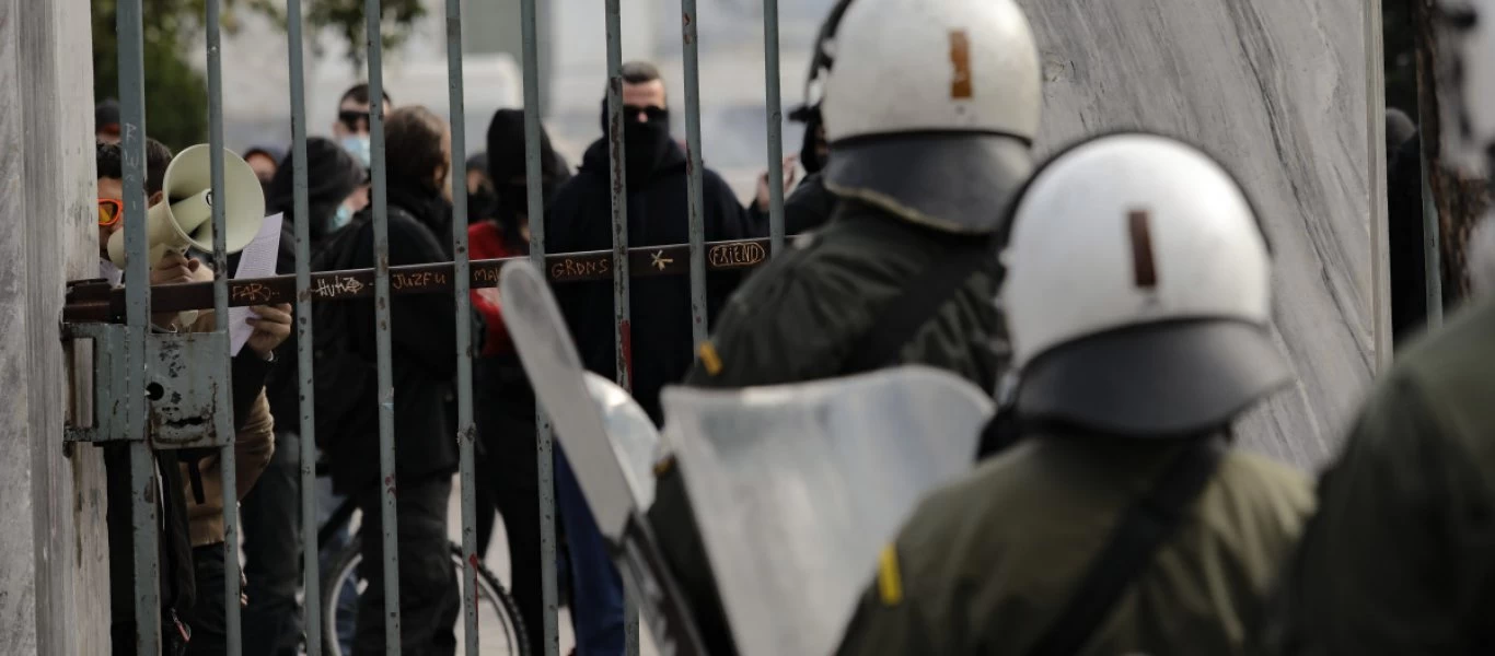 Μετά από 47 χρόνια μπήκαν στο Πολυτεχνείο δυνάμεις ασφαλείας για... πανό κατά των απαγορεύσεων του κορωνοϊού!